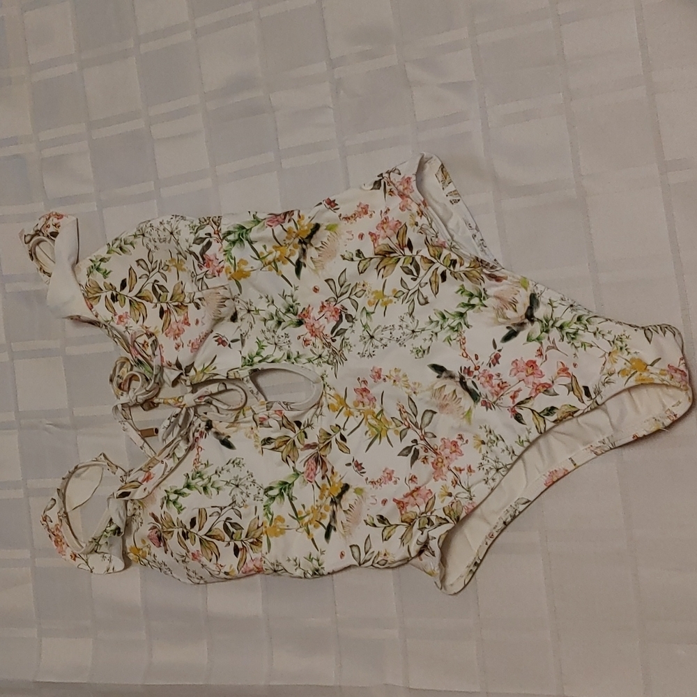 NWOT Cicada Floral One Piece Size 6-8